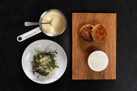 Glaserede østershatte med grønkål og ostesauce, serveret med bornholmsk fladbrød og pesto-surprise.