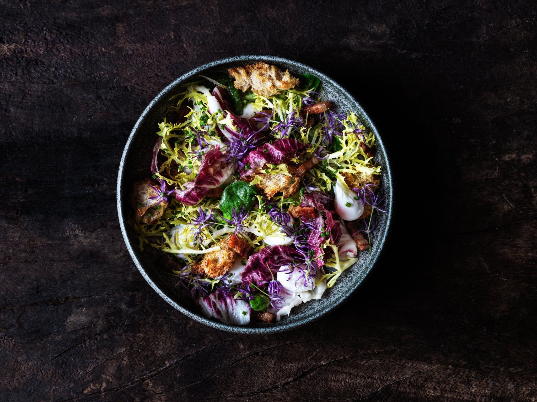 Salade Lyonnaise med vagtelæg - Gastrotools.dk