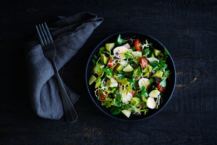 Salade nicoise med vagtelæg, syltede perleløg og avocado - Gastrotools.dk